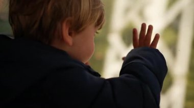 Küçük çocuk peyzaja bakıyor trenle seyahat ediyor pencereye yaslanıyor