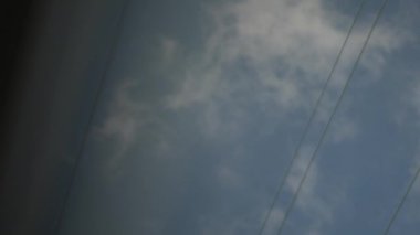 Hızlı trende, hareket eden bir trendeki kablolar yolcuların bakış açısına göre. Hayal kurmak ve zaman geçirmek