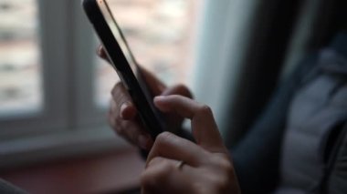 Eller cep telefonunda daktilo ederken, yakın çekim kişi akıllı telefonda yazar.