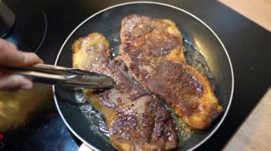 Biftek pişiriyorum.