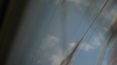 Hızlı trende, hareket eden bir trendeki kablolar yolcuların bakış açısına göre. Hayal kurmak ve zaman geçirmek