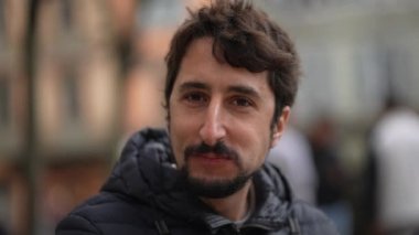 Dışarıda gülümseyen mutlu sıradan adam portresi. Neşeli yakın çekim insanı