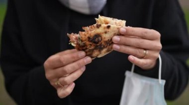 Elleri pizza parçası, karbonhidrat fast-food.