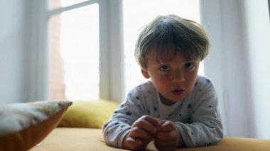 Evde sabahları pijama giyen sevimli bir bebek, yeni yürümeye başlayan sarışın bir çocuk.