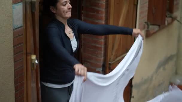 Mulher Sacudindo Poeira Fora Lençol Limpeza Casa Durante Fim Semana — Vídeo de Stock