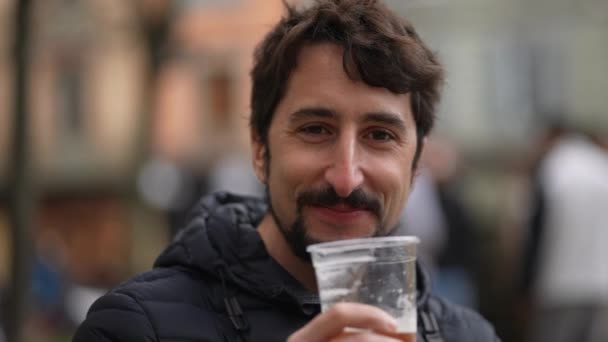 Feliz Hombre Bebiendo Cerveza Cristal Sonriendo Guiñando Ojo Cámara — Vídeos de Stock