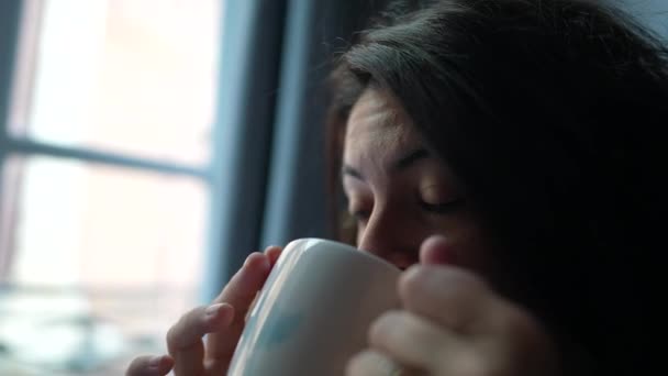 Γυναίκα Πίνει Τσάι Πρωί Ξυπνά — Αρχείο Βίντεο