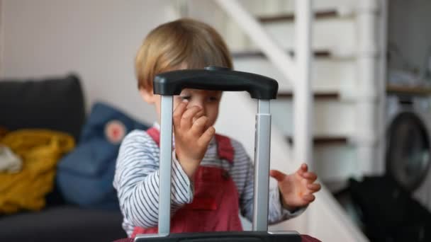 Enfant Joue Avec Valise Poignée Avant Voyage — Video