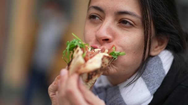 女性は昼食にピザを外で食べる 幸せな人は ファーストフードの食事を食べる — ストック動画