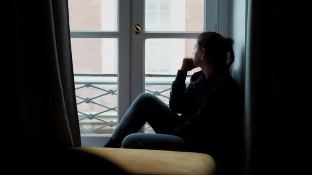 Vrouw Bij Appartement Vrouw Melancholie Bedachtzaam Iemand Die Naar Buiten — Stockvideo