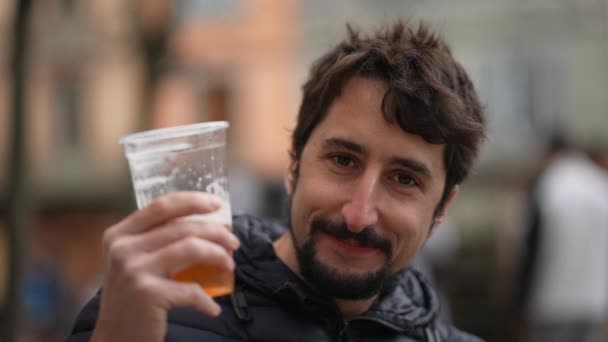 快乐休闲的男人在肖像画外喝啤酒 — 图库视频影像