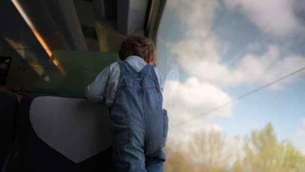 Leksaksbarn Klättrar Sätet Tågresan Stående Bus — Stockvideo
