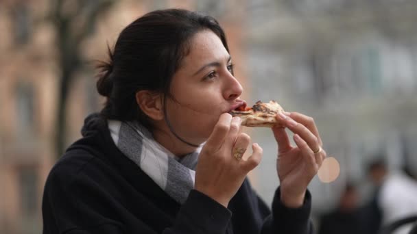 Kvinnan Äter Pizza Utanför Flicka Äter Kolhydratrik Mat — Stockvideo