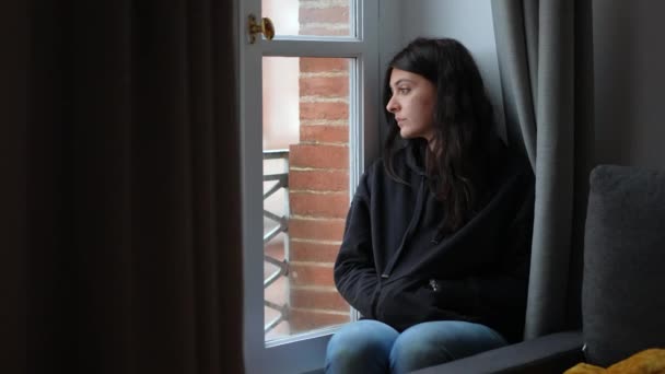 Omtänksam Pensiv Kvinna Stirrar Utanför Melankoliskt — Stockvideo