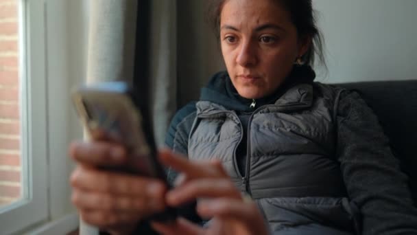 Femeie Îngrijorată Uită Conținutul Telefonului Mobil Online — Videoclip de stoc