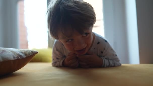 可爱的婴儿早上穿着睡衣在家里 蹒跚学步的金发孩子 — 图库视频影像