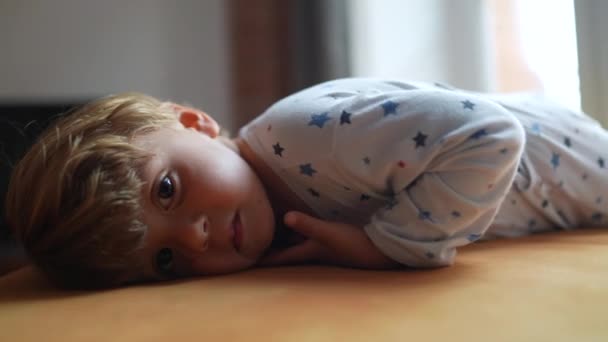 Bonito Menino Deitado Olhando Para Câmera Criança Loira Criança — Vídeo de Stock