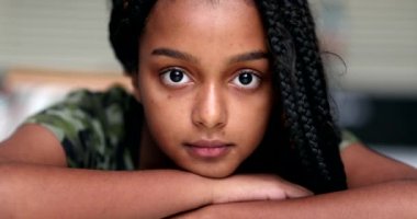 Latin Amerikalı Güzel Afrikalı genç kız kameraya bakıyor