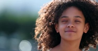 Brezilya 'lı kıvırcık saçlı İspanyol çocuk.