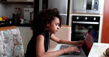 Brezilyalı İspanyol çocuk rastgele bilgisayar kullanıyor.