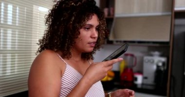 Brezilyalı kadın akıllı telefon cihazıyla sesli mesaj gönderiyor