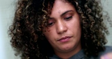 Düşünceli üzgün İspanyol kadın saçlarını düzeltiyor.