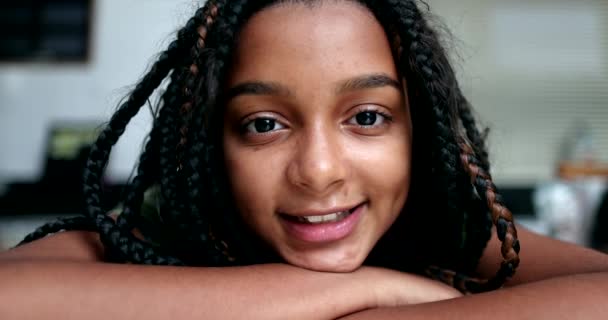 Criança Sorrindo Retrato Rosto Close Diversificada Menina Hispânica Negra — Vídeo de Stock