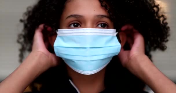 黒Preteen女の子置くCovid 19顔マスク予防 — ストック動画