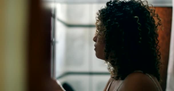 Casual Hispânico Latina Mulher Colocando Maquiagem Frente Espelho Banheiro — Vídeo de Stock