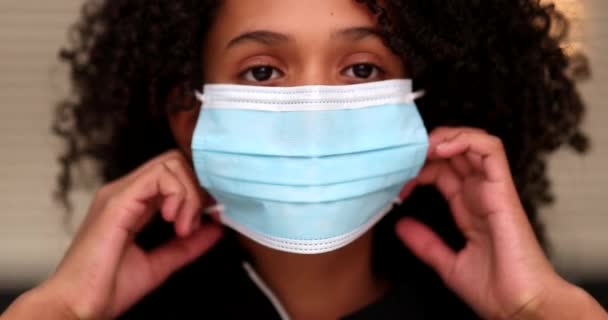 Barnet Tar Bort Covid Ansiktsmask Känsla Lättnad Flicka Mask — Stockvideo