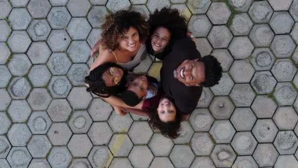 Schwarze Familie Umarmt Sich Kreis Und Schaut Nach Oben — Stockvideo