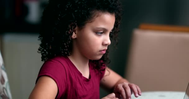 Malá Dívka Pomocí Počítače Upřímné Dítě Prohlížení Internetu Line Zírá — Stock video
