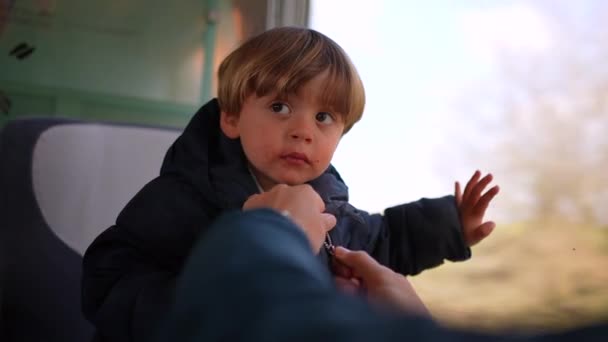 Pai Removendo Jaqueta Criança Enquanto Viaja Trem Mãe Mão Tirando — Vídeo de Stock