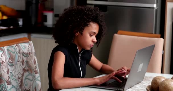 Μαύρη Έφηβη Που Χρησιμοποιεί Λάπτοπ Στην Κουζίνα Παιδί Περιήγηση Στο — Αρχείο Βίντεο