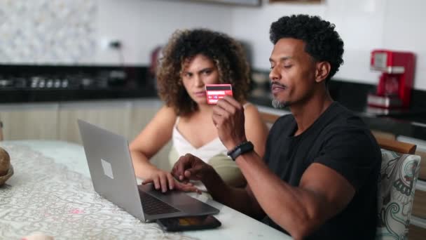 Африканская Пара Покупает Онлайн Муж Жена Делают Покупки Интернете — стоковое видео