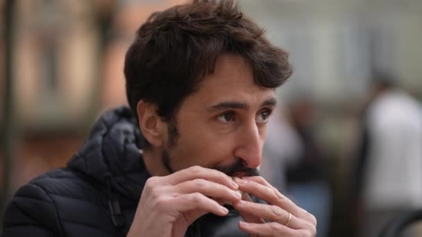 Homem Comendo Sanduíche Fora Sentindo Prazer Pessoa Comer Comida Lanche — Vídeo de Stock