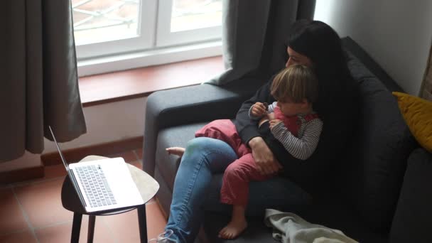 Moeder Kind Zitten Samen Bank Naar Media Inhoud Kijken Laptop — Stockvideo