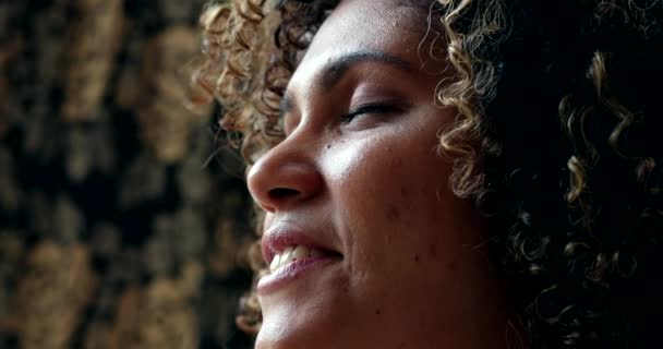 Femeie Hispanică Liniştită Zâmbind Latina Închide Ochii Meditație — Videoclip de stoc