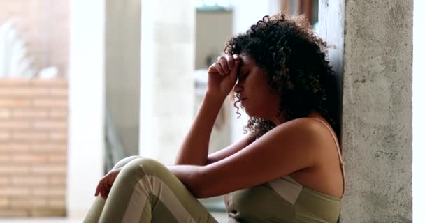 Депрессивная Женщина Сидящая Полу Молящаяся Богу — стоковое видео