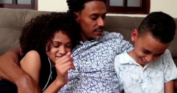 非洲父亲和孩子的爱和感情 巴西爸爸拥抱儿子和女儿 — 图库视频影像