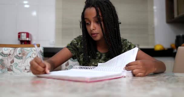 Siyahi Kız Ödev Yaparken Notlar Yazıyor Çocuk Okuması — Stok video