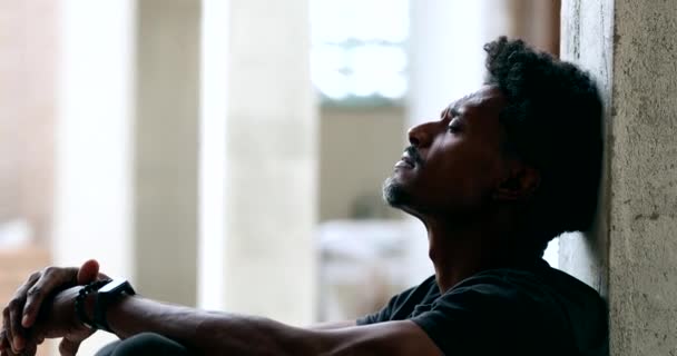 Pensive Homme Noir Assis Sur Sol Pendant Les Moments Difficiles — Video
