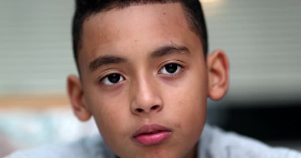 Hispánský Portrét Dítěte Bez Výrazu Vážné Emoce — Stock video