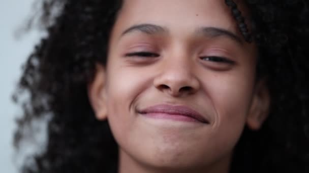 Glad Latinamerikansk Liten Flicka Barn Porträtt Ansikte Närbild Leende — Stockvideo