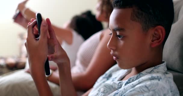 Rapaz Hispânico Usar Telemóvel Menino Sincero Jogando Jogo Dispositivo Smartphone — Vídeo de Stock