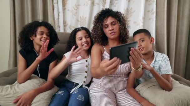 Moeder Kinderen Praten Lange Afstand Communicatie Met Tablet Thuis Bank — Stockvideo