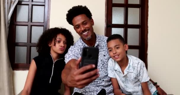 Padre Hijos Posando Para Foto Selfie Junto Con Dispositivo Teléfono — Vídeos de Stock