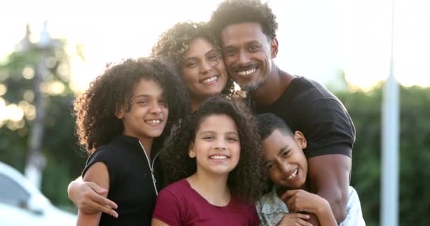 Familia Africana Raza Mixta Padres Hijos Abrazándose Juntos Afuera Luz — Vídeos de Stock
