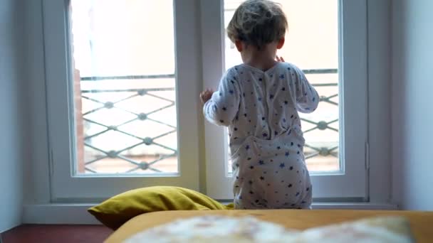 Sabahları Pijama Giyen Küçük Bir Çocuk Pencereden Dışarı Bakıyor — Stok video
