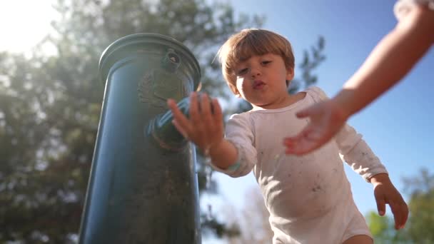 Niños Bebiendo Del Grifo Agua Parque Cámara Lenta — Vídeo de stock